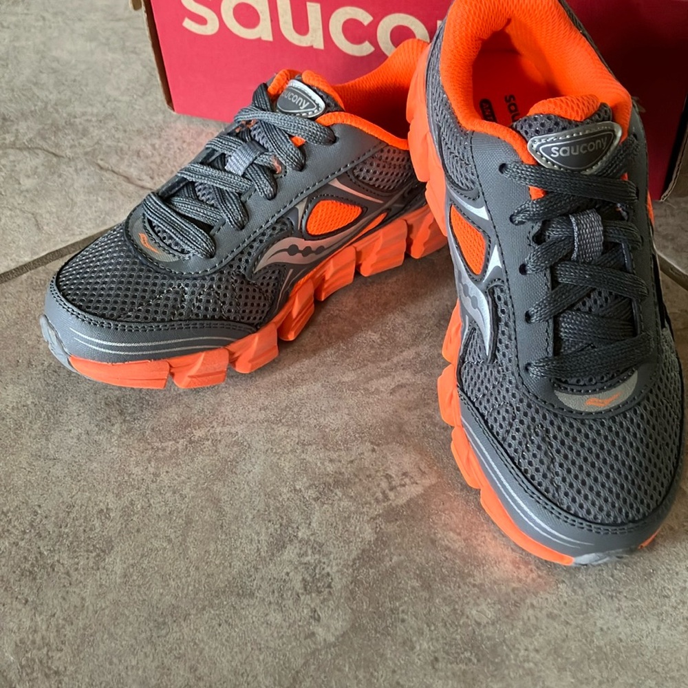 🏖️NWT Saucony Kotaro 2 shoes grey and orange size 1.5